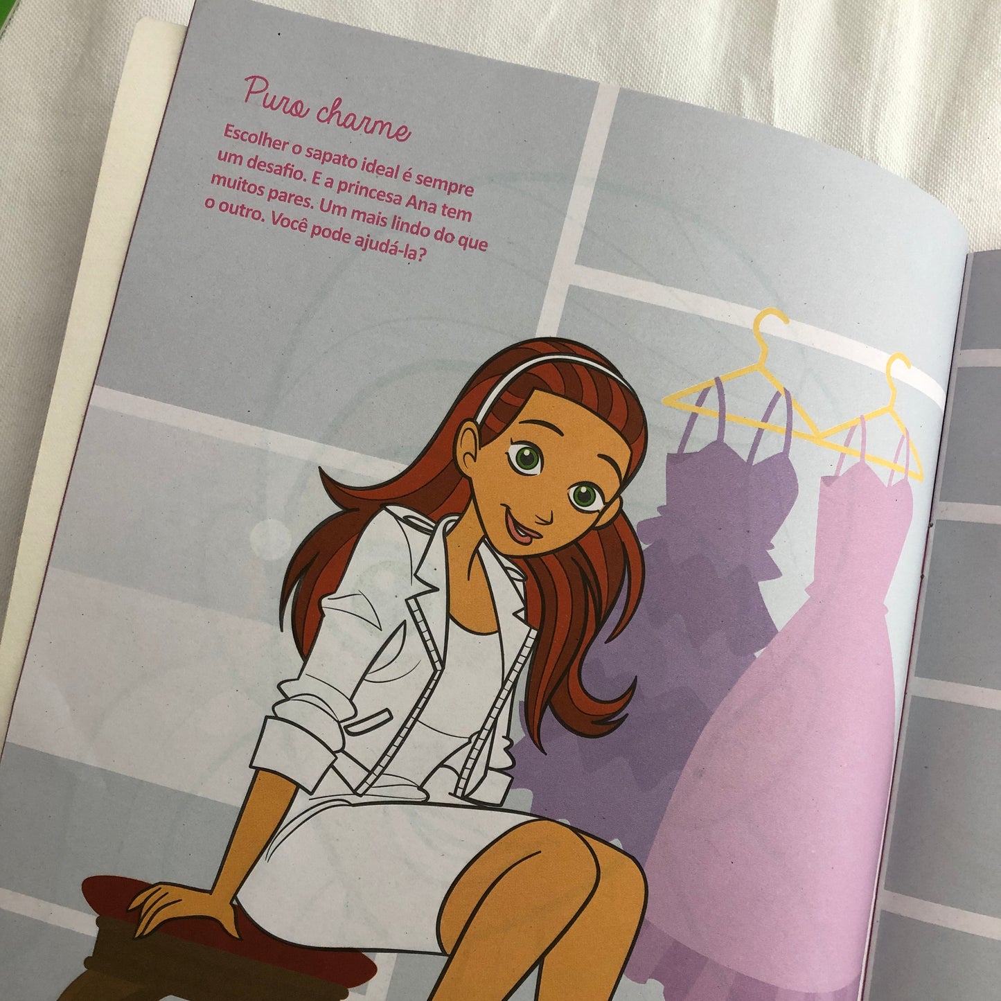 Um dia de Princesa FASHION / LIVRO ADESIVOS E ATIVIDADES