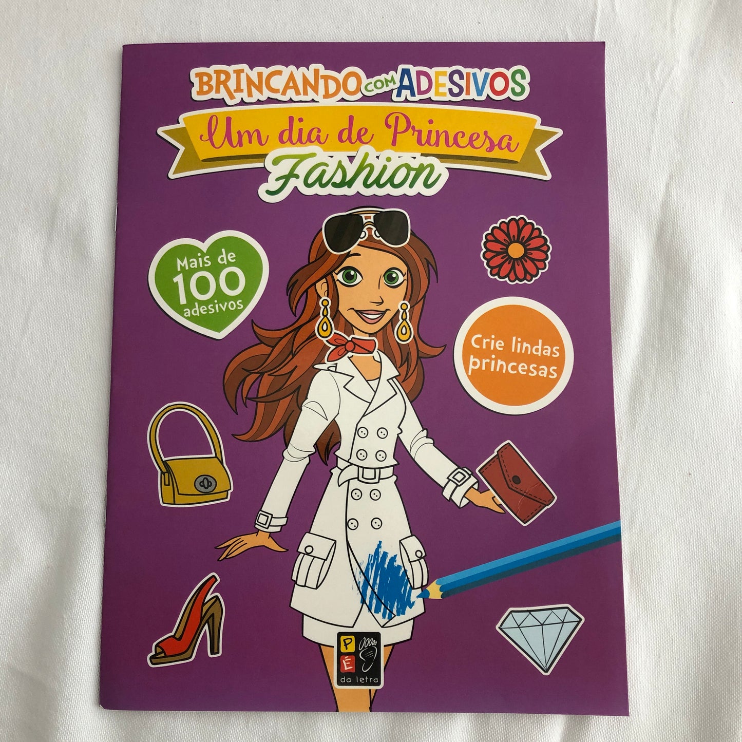 Um dia de Princesa FASHION / LIVRO ADESIVOS E ATIVIDADES
