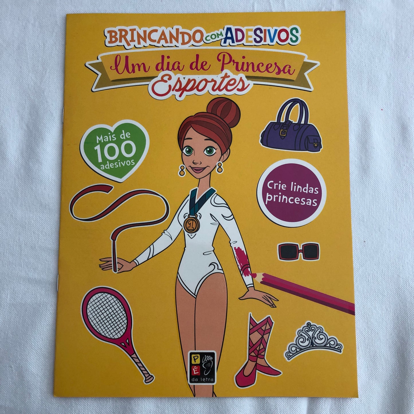 Um dia de Princesa ESPORTES/ LIVRO ADESIVOS E ATIVIDADES